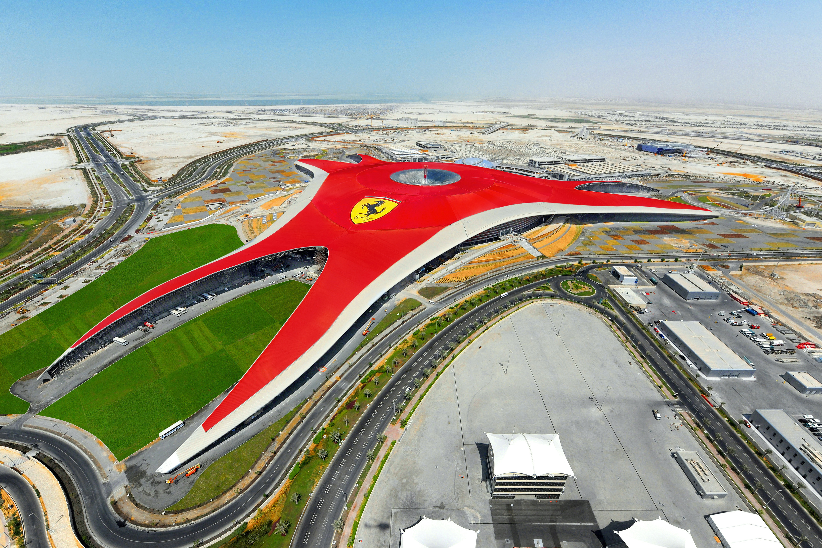 Яс н. Ferrari World Абу-Даби. Феррари парк Дубай. Ferrari парк в Абу Даби. Абу-Даби остров яс Ferrari World.